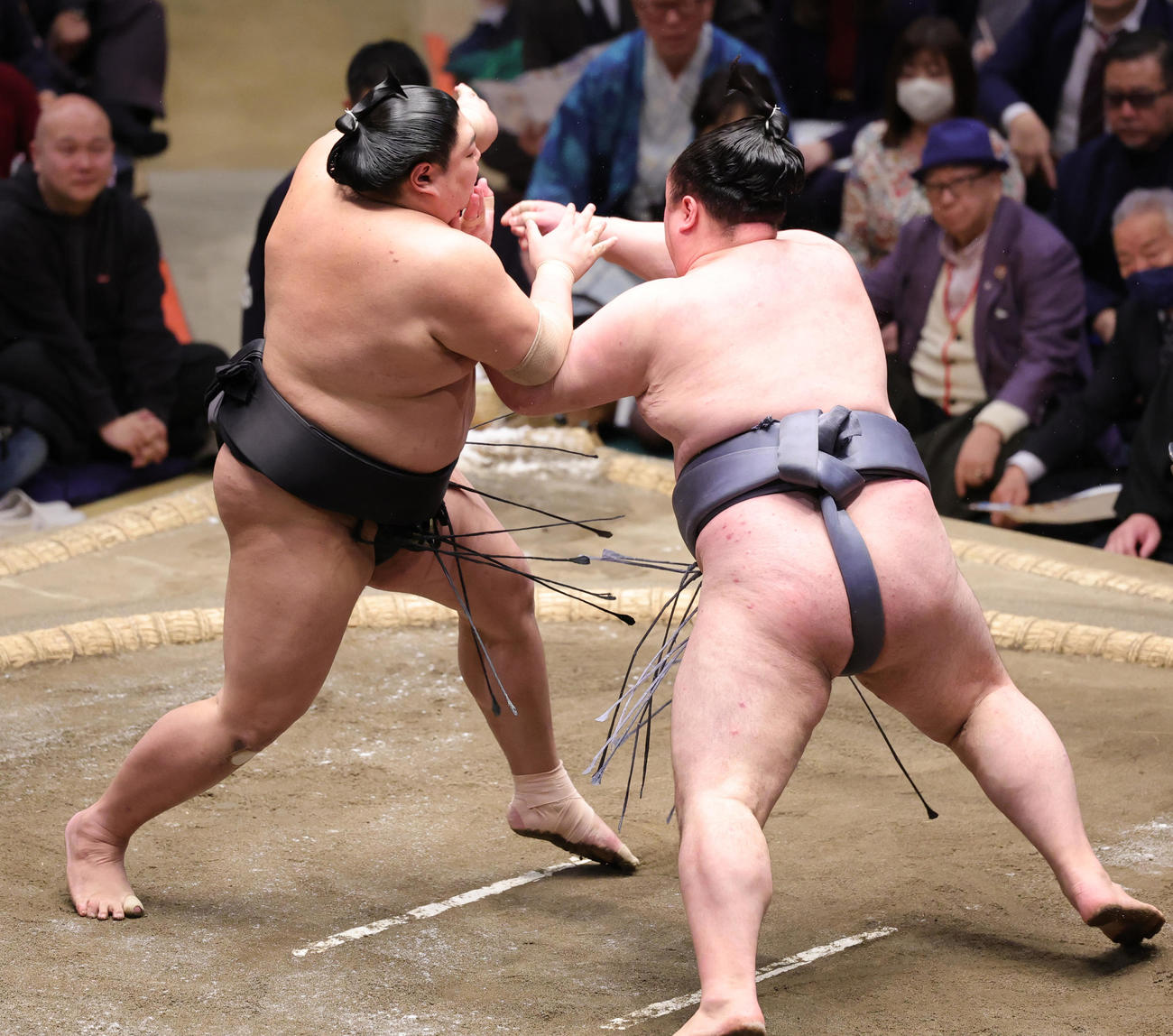 阿炎（左）に突き落としで敗れた金峰山（撮影・野上伸悟）