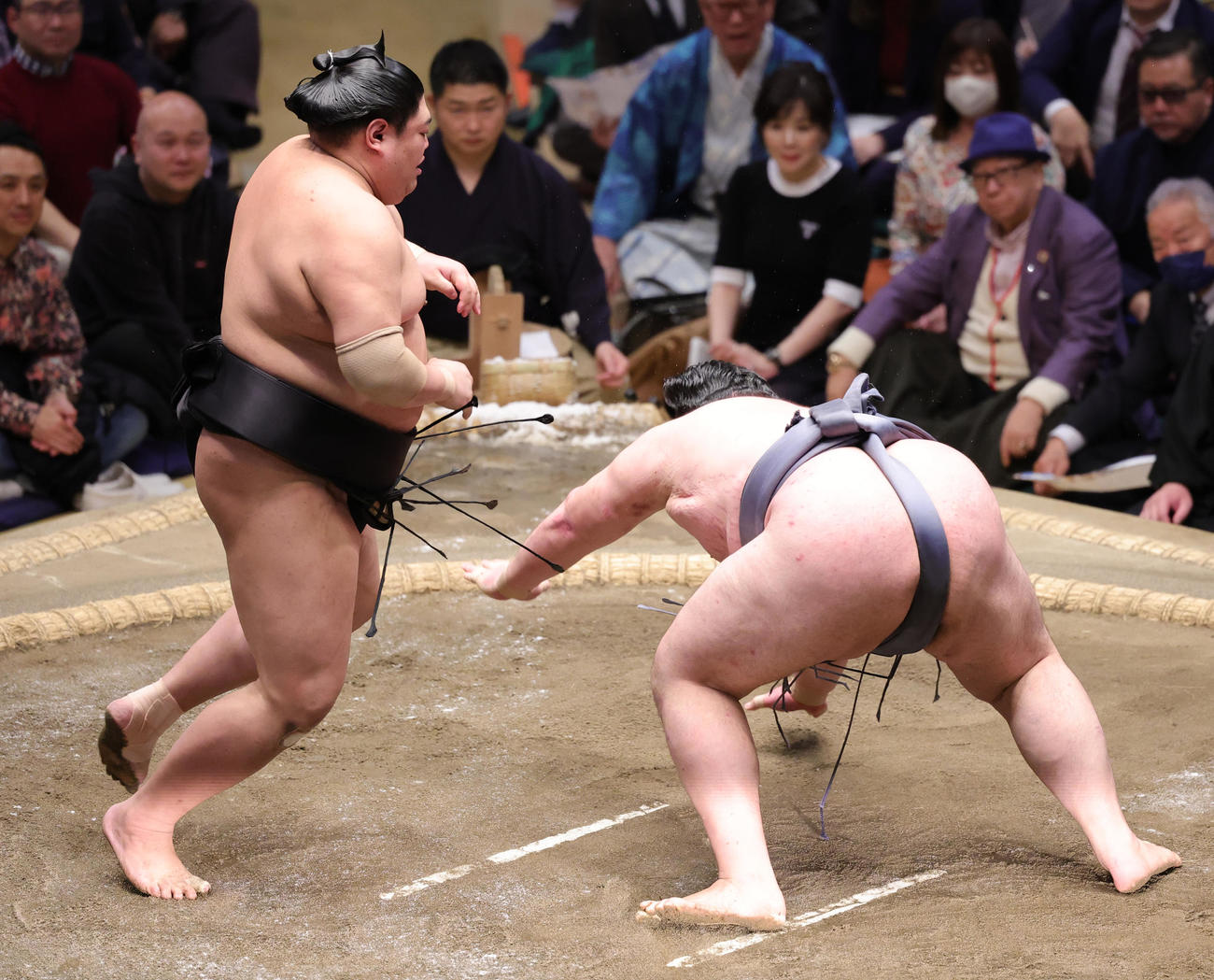 阿炎（左）に突き落としで敗れた金峰山（撮影・野上伸悟）