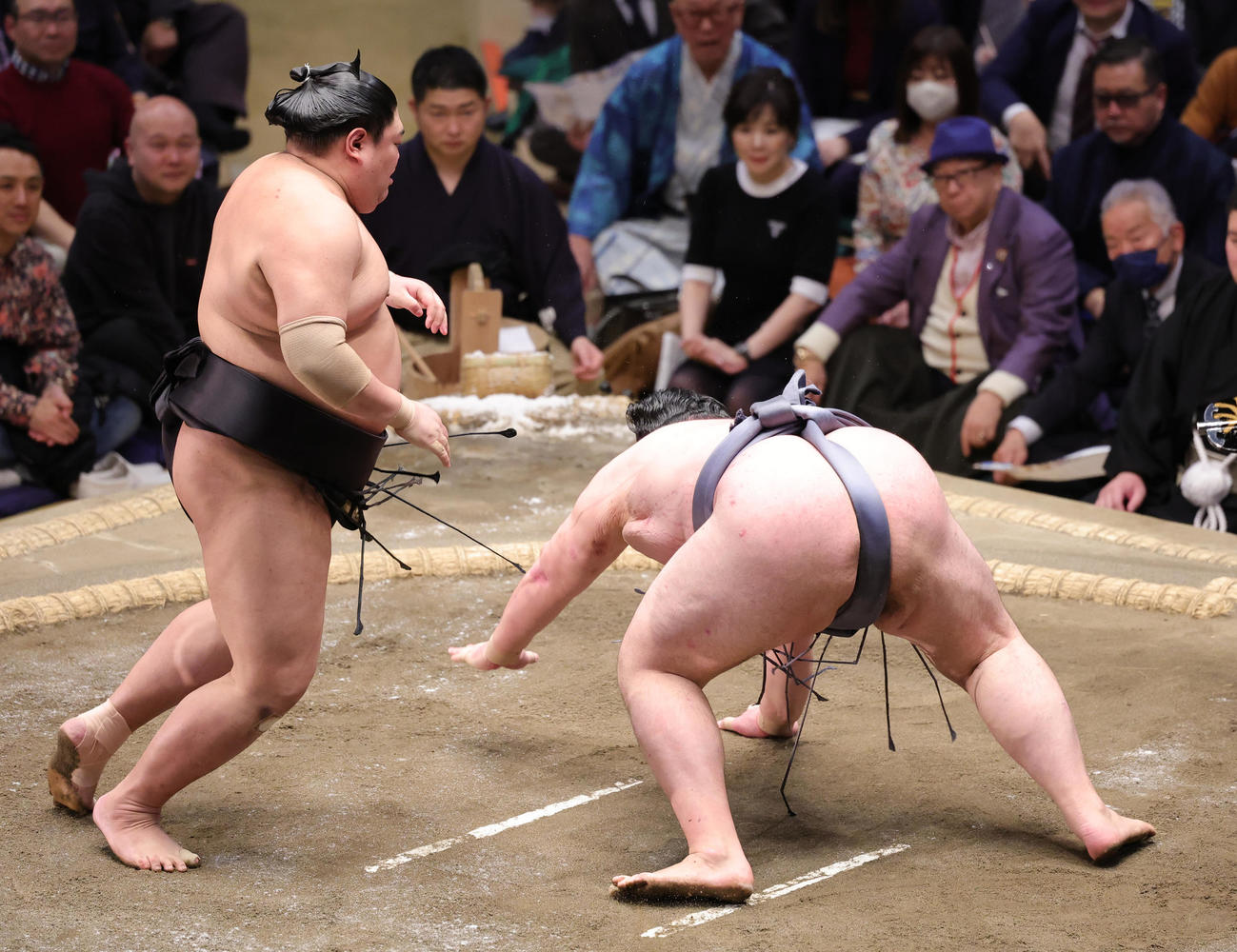 阿炎（左）に突き落としで敗れた金峰山（撮影・野上伸悟）