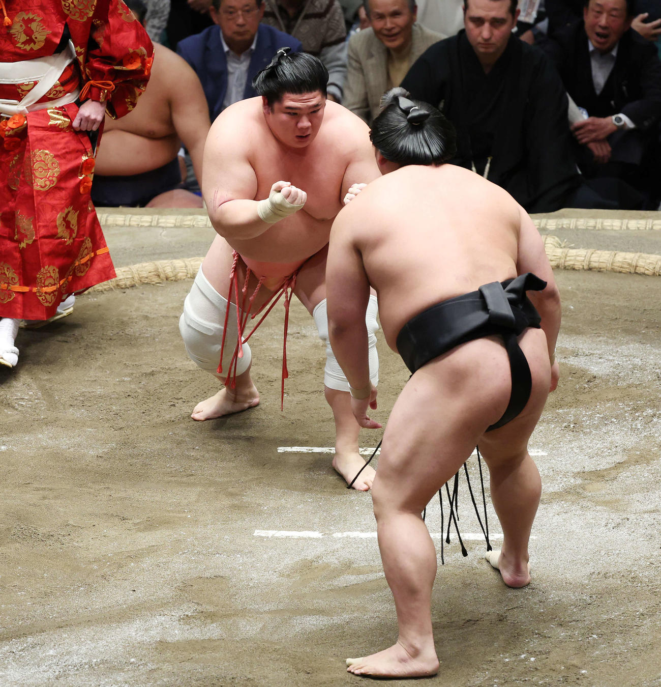 若元春（手前）に挑む宇良（撮影・宮地輝）