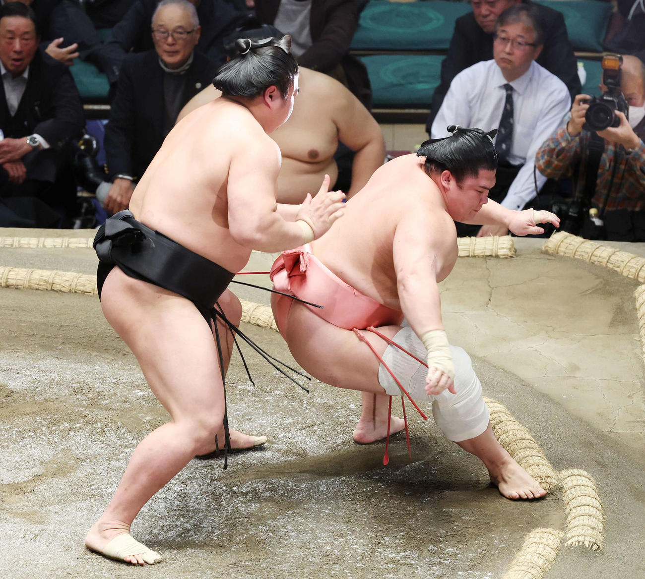 土俵際で若元春（左）の攻めをかわす宇良（撮影・宮地輝）