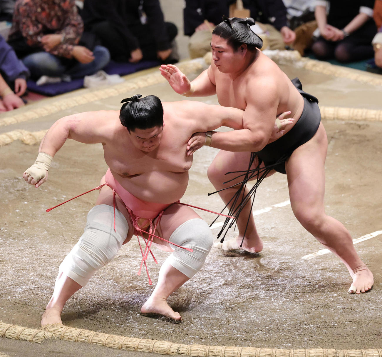 若元春（後方）との対戦で、再三絶体絶命のピンチをしのぐ宇良（撮影・野上伸悟）
