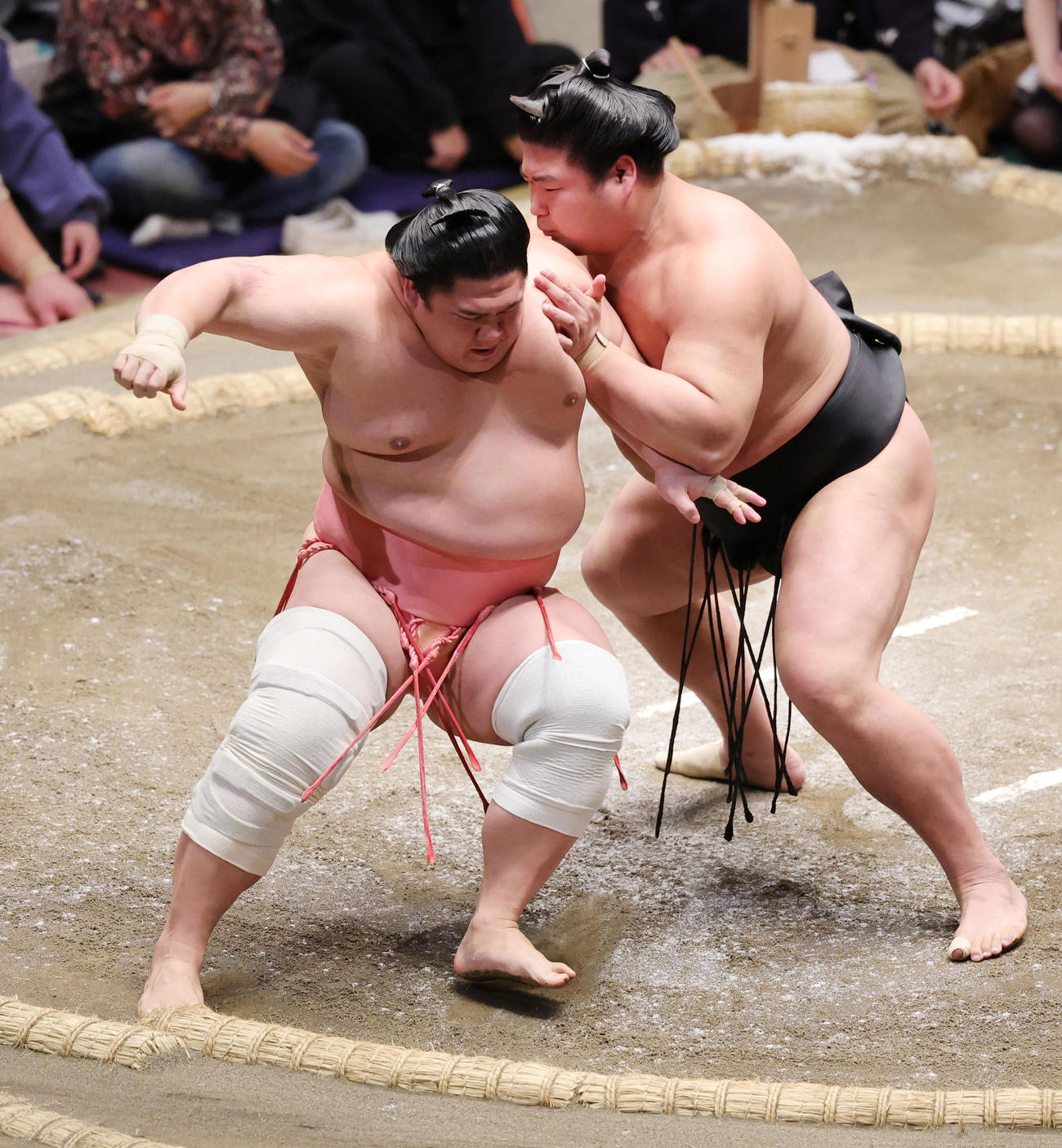 若元春（後方）との対戦で、再三絶体絶命のピンチをしのぐ宇良（撮影・野上伸悟）