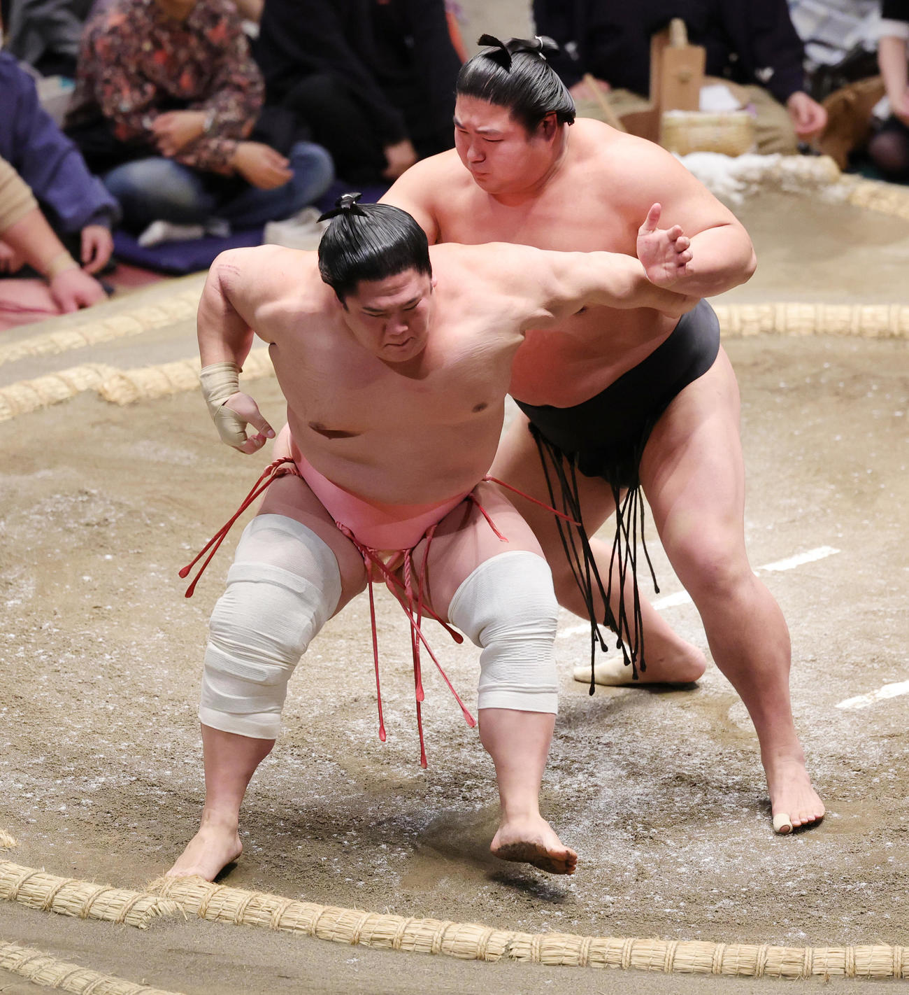 若元春（後方）との対戦で、再三絶体絶命のピンチをしのぐ宇良（撮影・野上伸悟）