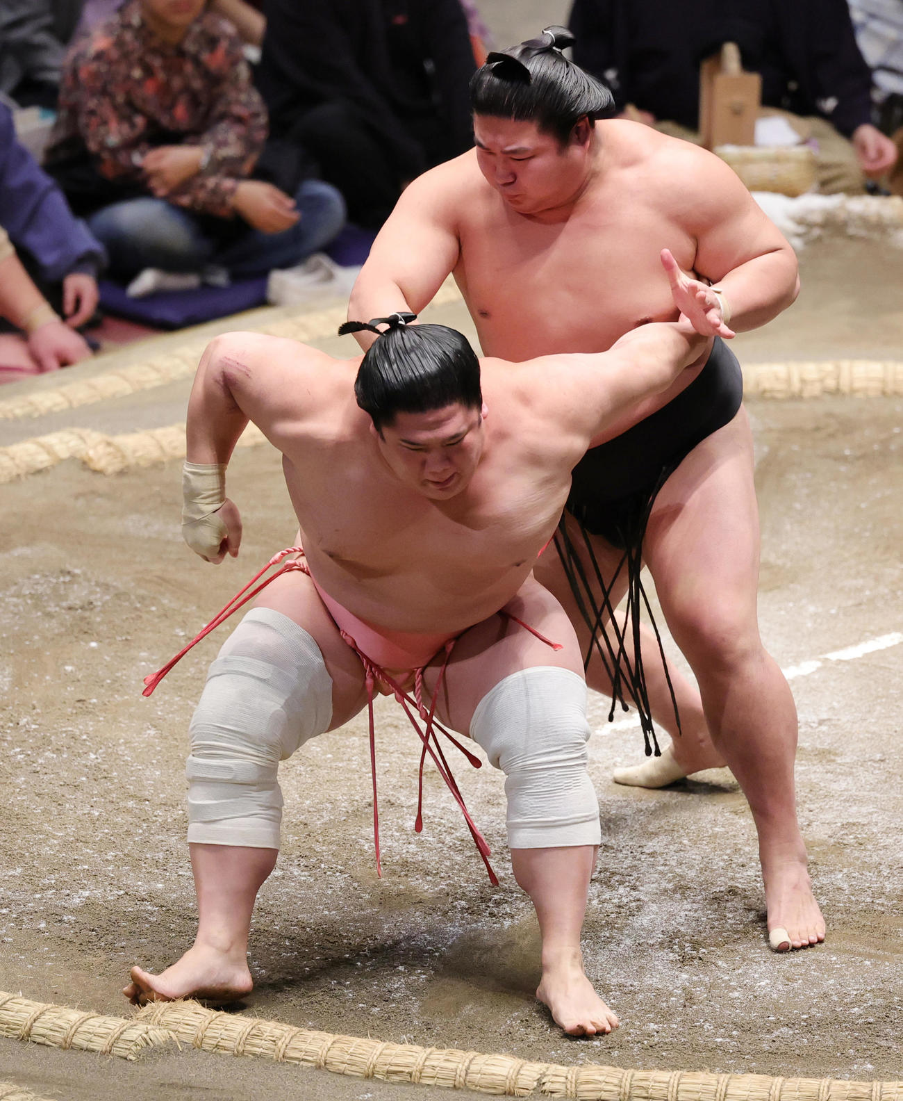 若元春（後方）との対戦で、再三絶体絶命のピンチをしのぐ宇良（撮影・野上伸悟）