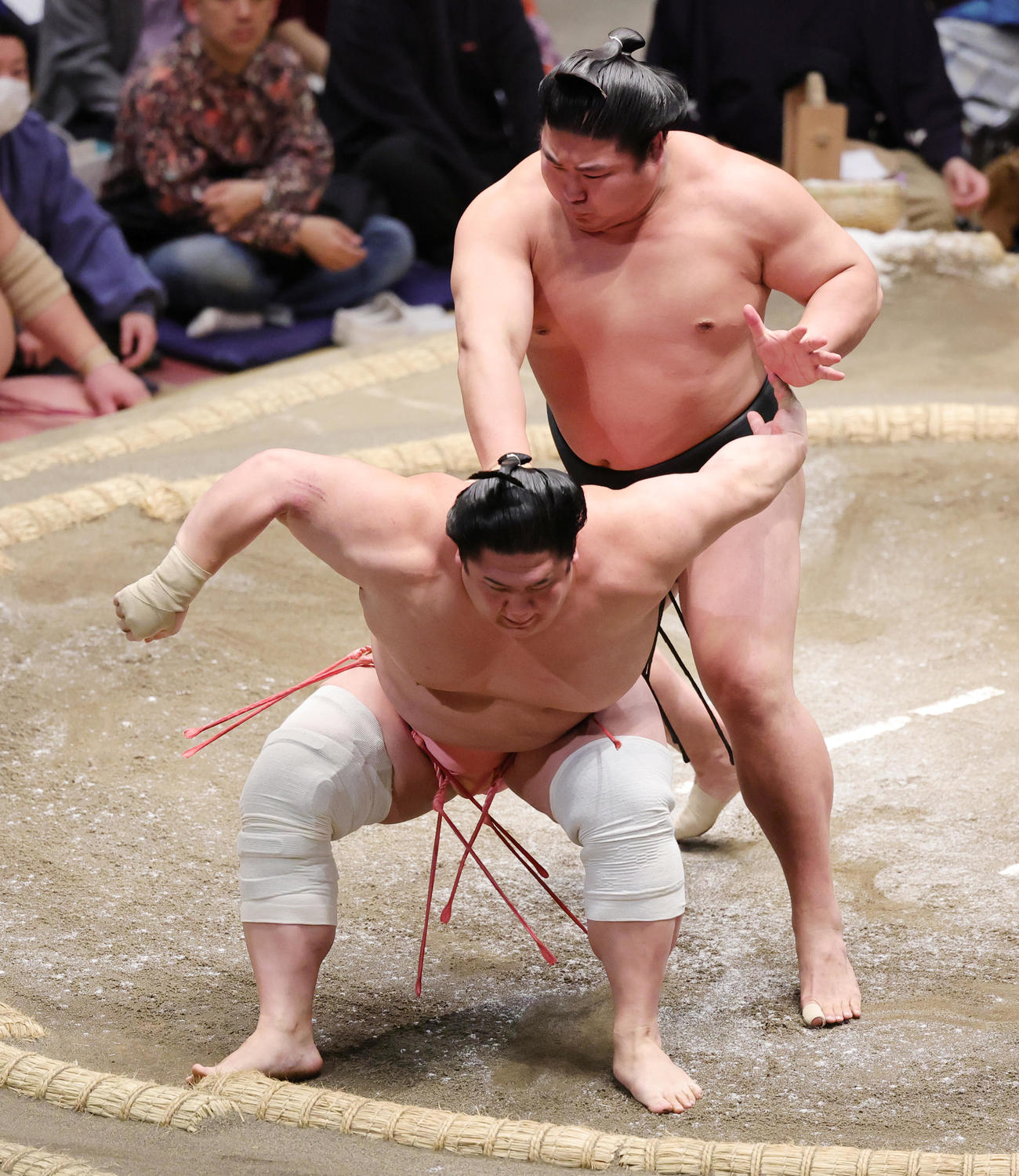 若元春（後方）との対戦で、再三絶体絶命のピンチをしのぐ宇良（撮影・野上伸悟）