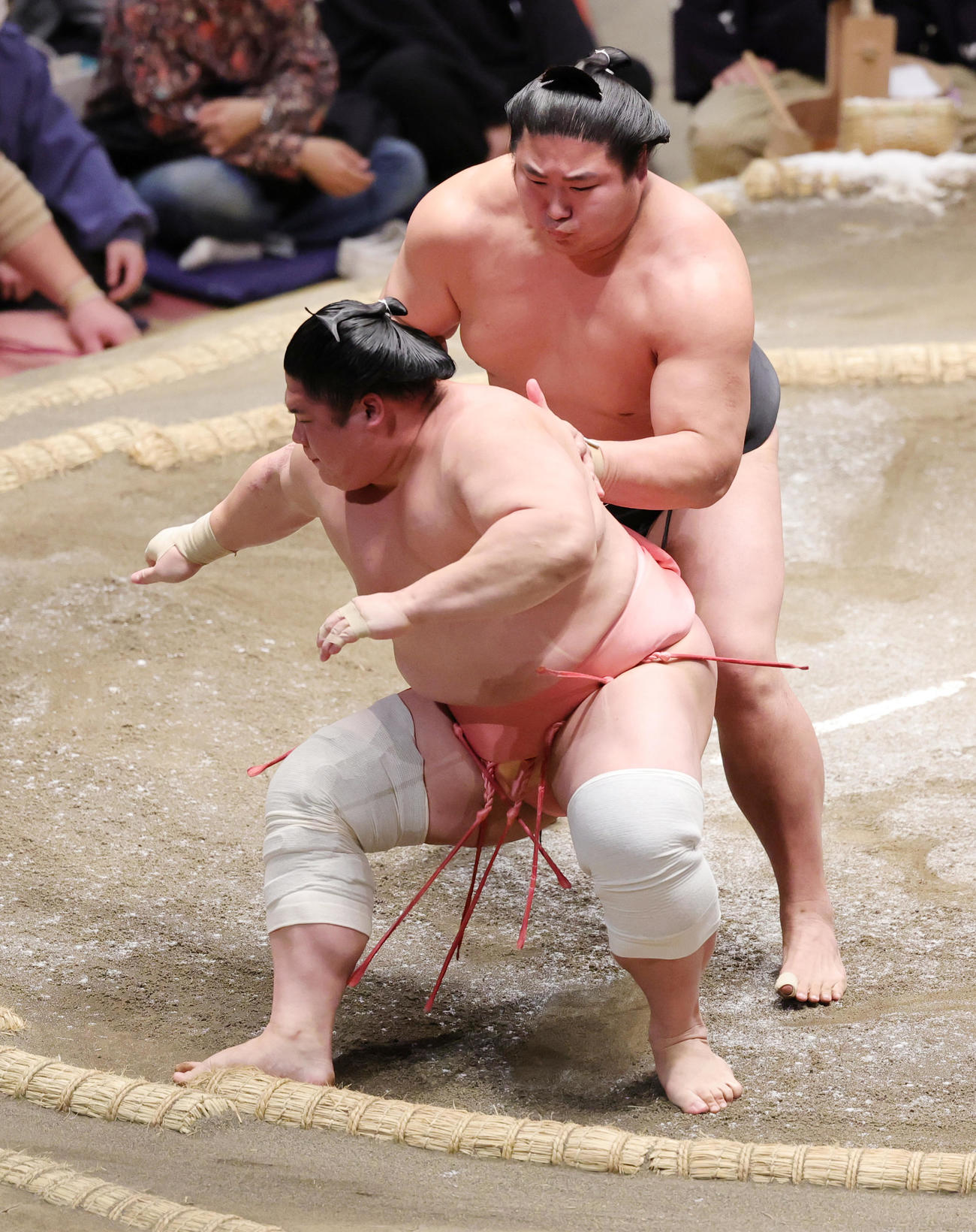 若元春（後方）との対戦で、再三絶体絶命のピンチをしのぐ宇良（撮影・野上伸悟）