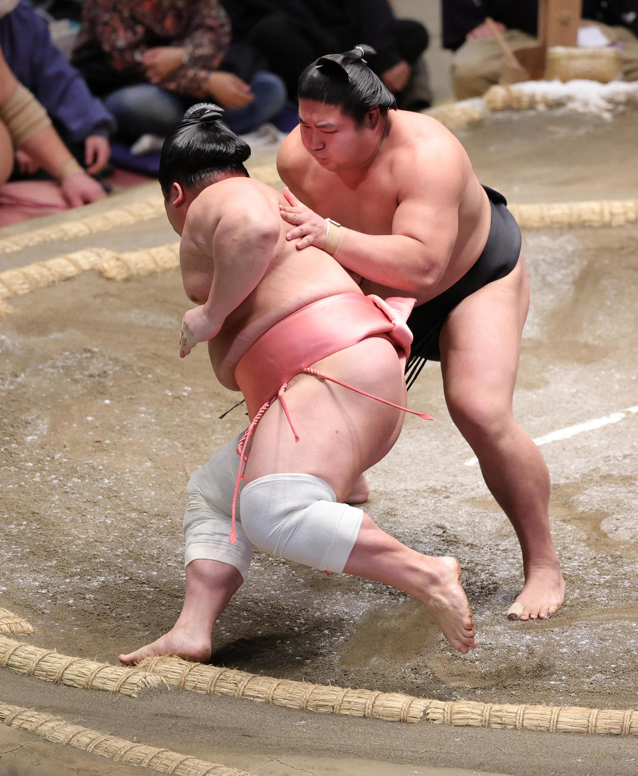 若元春（後方）との対戦で、再三絶体絶命のピンチをしのぐ宇良（撮影・野上伸悟）