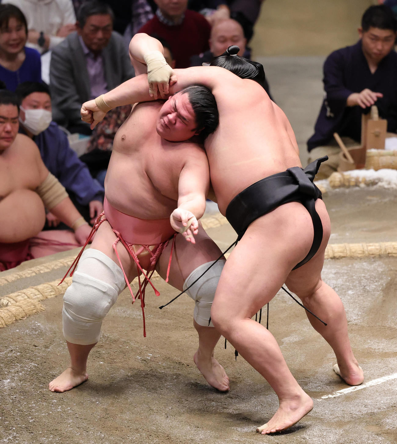 若元春（右）との対戦で、再三絶体絶命のピンチをしのぐ宇良（撮影・野上伸悟）