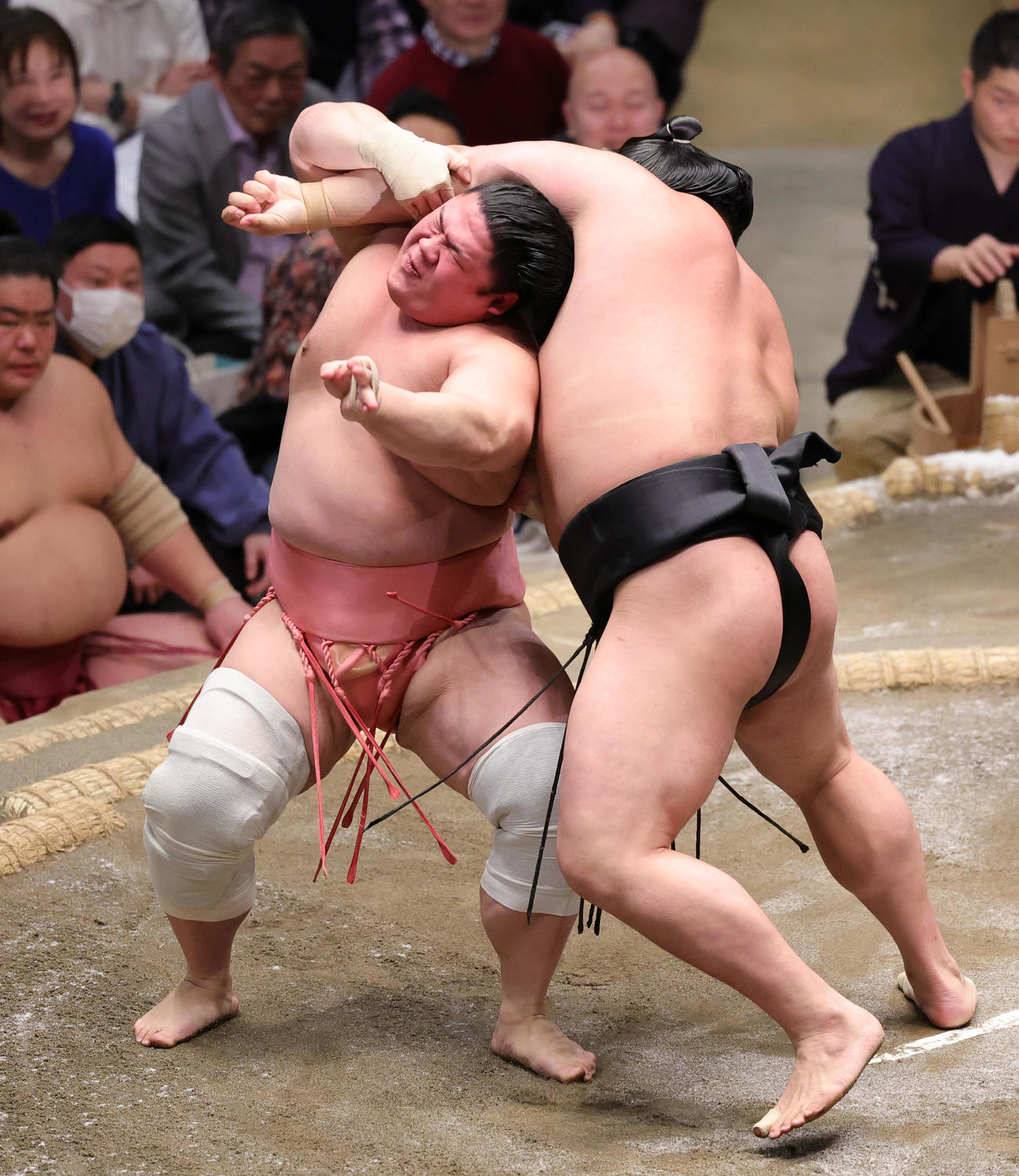 若元春（右）との対戦で、再三絶体絶命のピンチをしのぐ宇良（撮影・野上伸悟）
