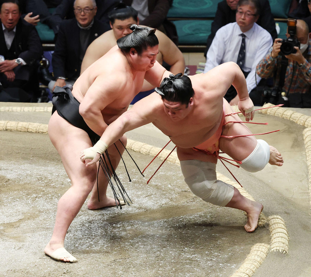 土俵際で若元春（左）の攻めをかわす宇良（撮影・宮地輝）