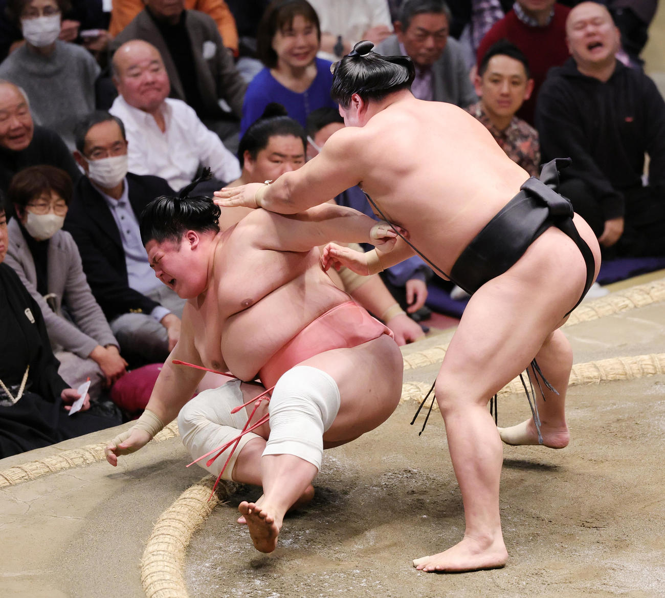 若元春（右）に押したおしで敗れる宇良（撮影・野上伸悟）