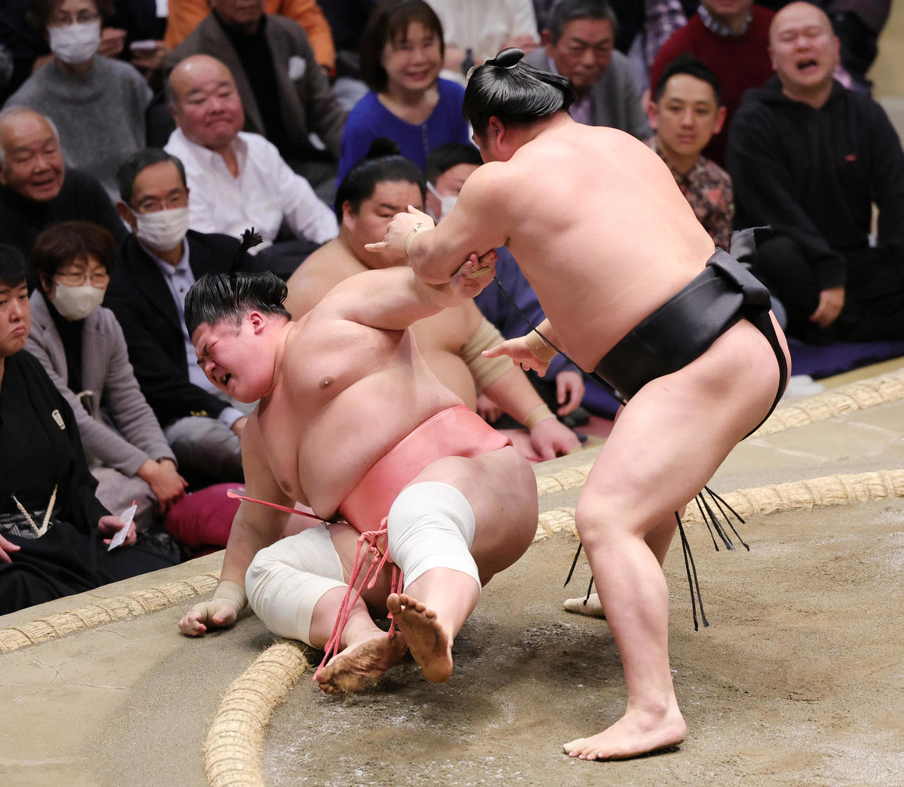 若元春（右）に押したおしで敗れる宇良（撮影・野上伸悟）