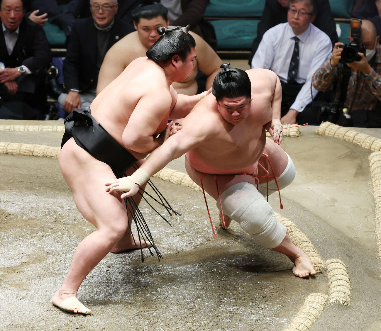 土俵際で若元春（左）の攻めをかわす宇良（撮影・宮地輝）