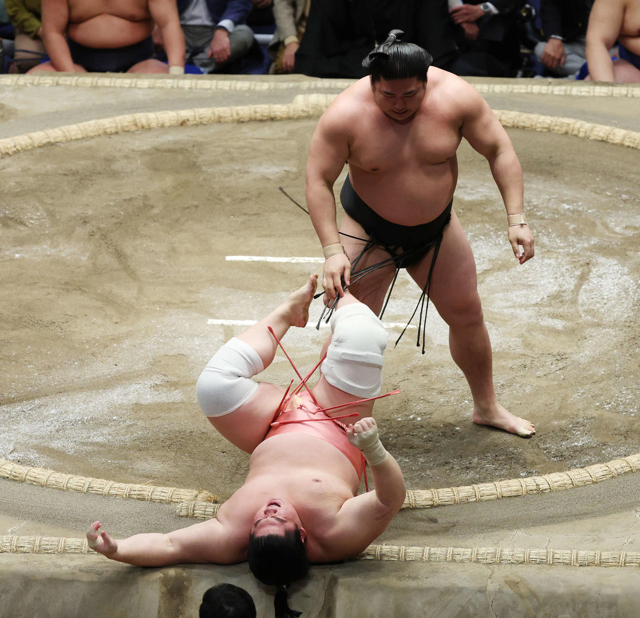 押し倒しで若元春（上）に敗れた宇良（撮影・宮地輝）