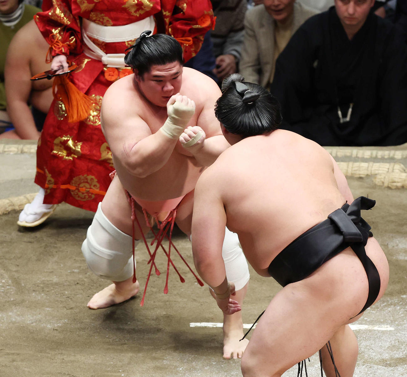 若元春（手前）に挑む宇良（撮影・宮地輝）