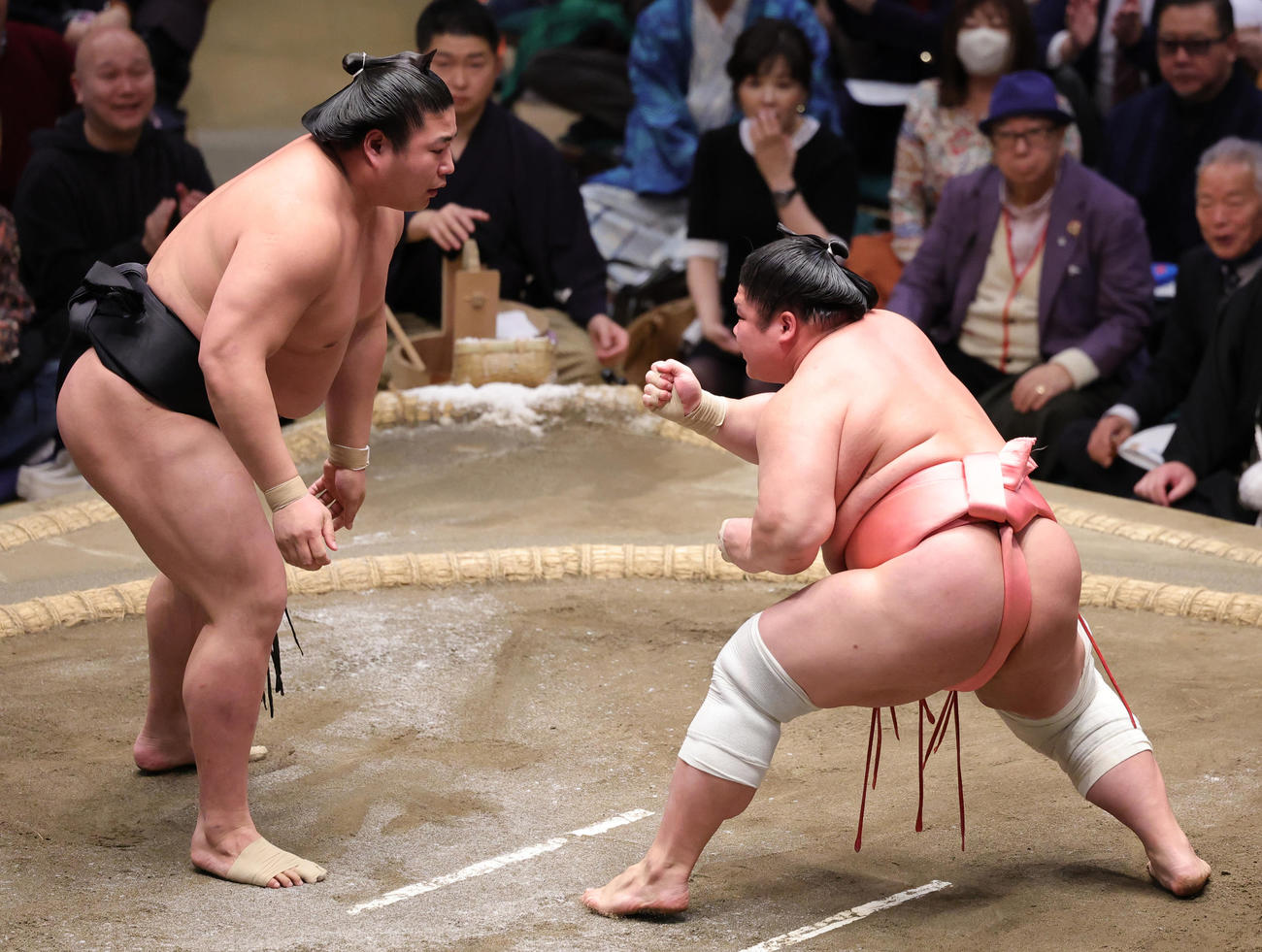 若元春（左）との取組の途中にファイティングポーズ？をとる宇良（撮影・野上伸悟）
