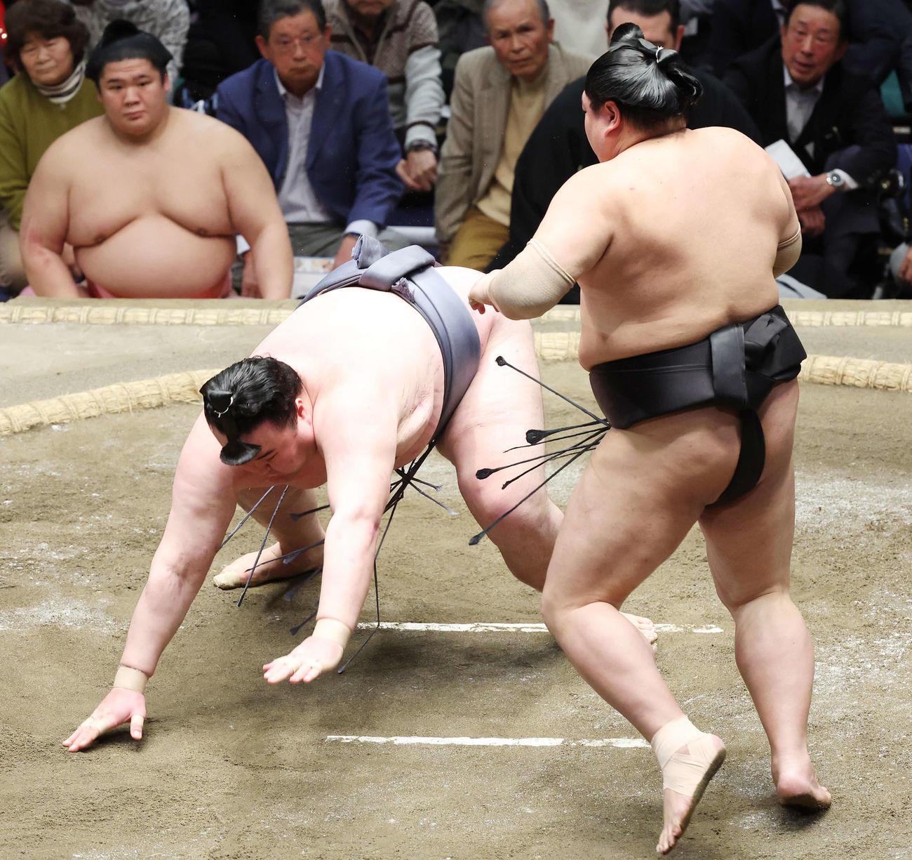 引き落としで阿炎（右）に敗れる金峰山（撮影・宮地輝）