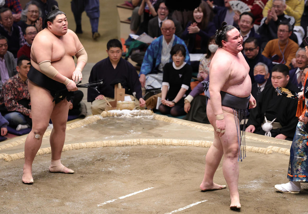 阿炎（左）に突き落としで敗れ悔しげな表情の金峰山（撮影・野上伸悟）