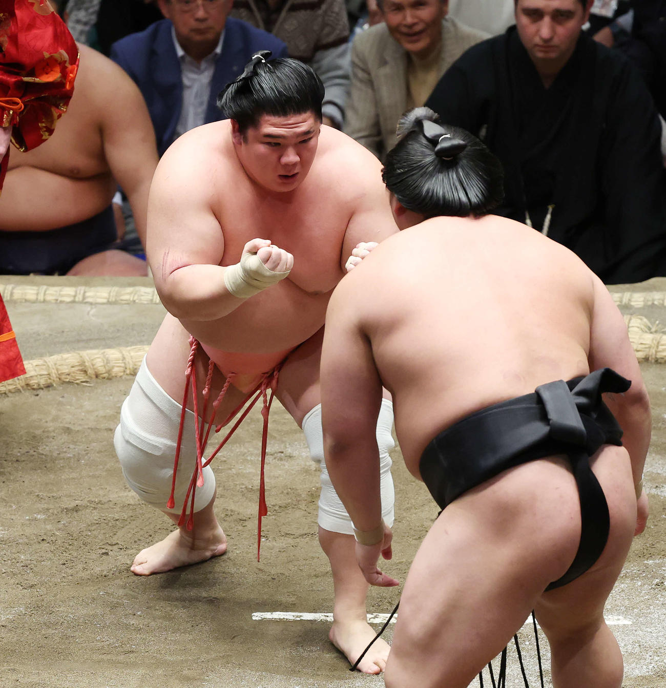 若元春（手前）にファイティングポーズをとる宇良（撮影・宮地輝）