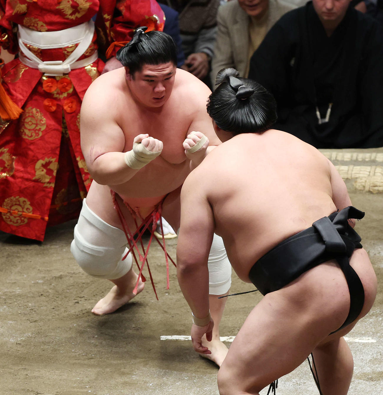 若元春（手前）にファイティングポーズをとる宇良（撮影・宮地輝）