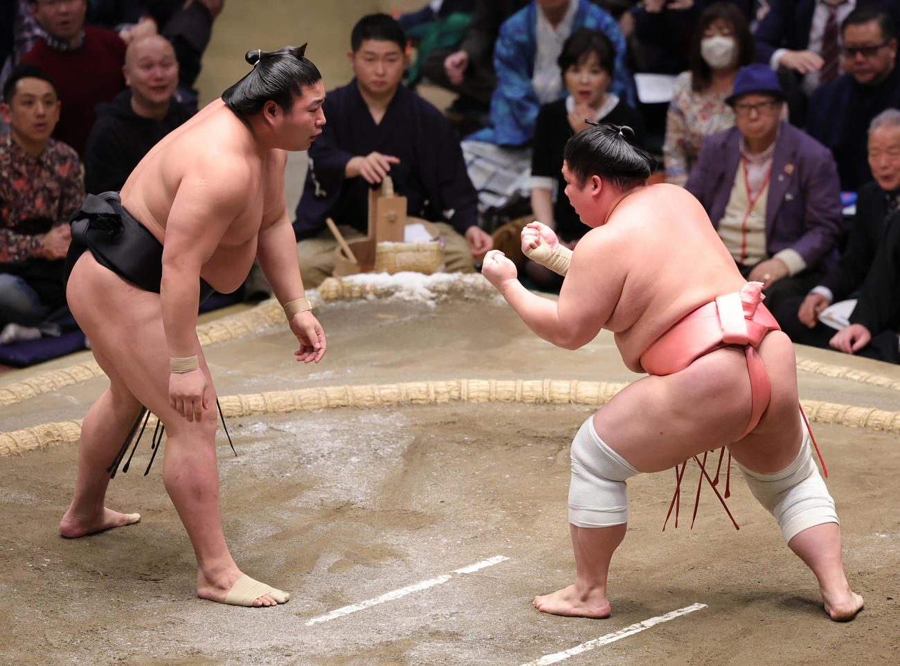 若元春（左）との取組の途中にファイティングポーズ？をとる宇良（撮影・野上伸悟）