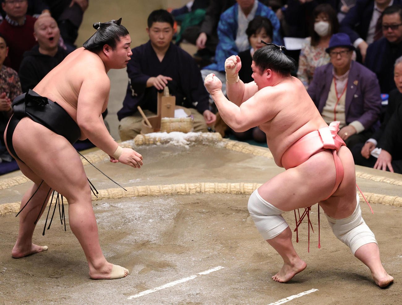 若元春（左）との取組の途中にファイティングポーズ？をとる宇良（撮影・野上伸悟）
