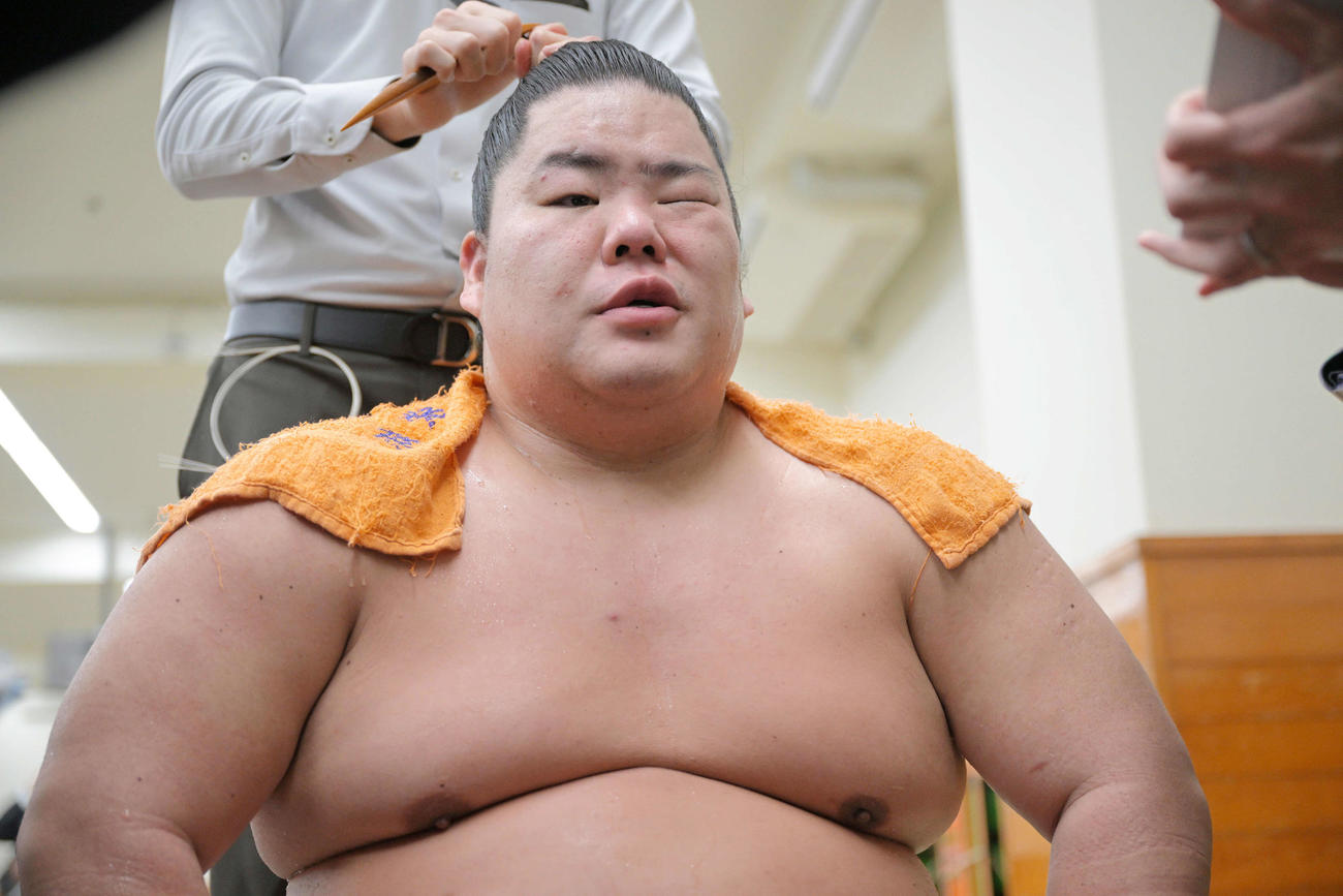 支度部屋で厳しい表情の大栄翔