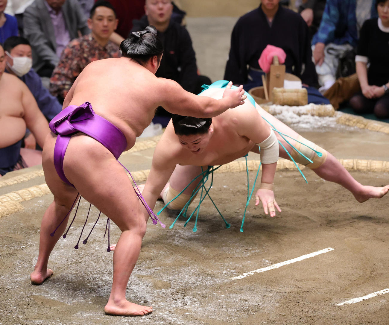 一山本（右）を突き落としで破った尊富士（撮影・野上伸悟）