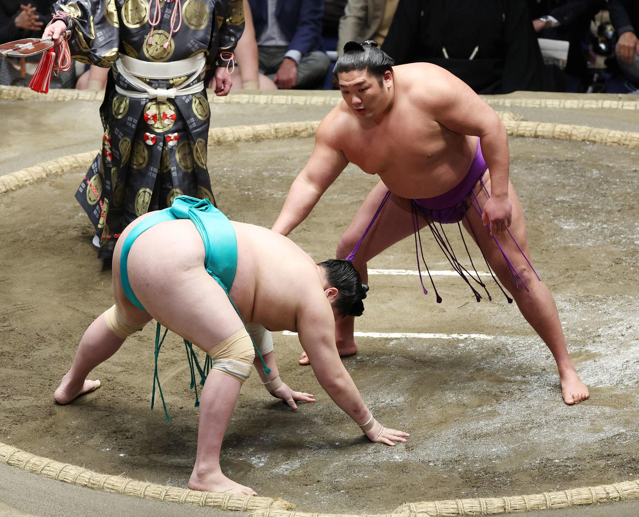 突き落としで一山本（左）を破る尊富士（撮影・宮地輝）