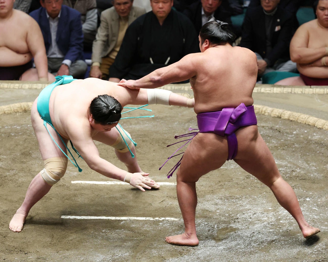 突き落としで一山本（左）を破る尊富士（撮影・宮地輝）