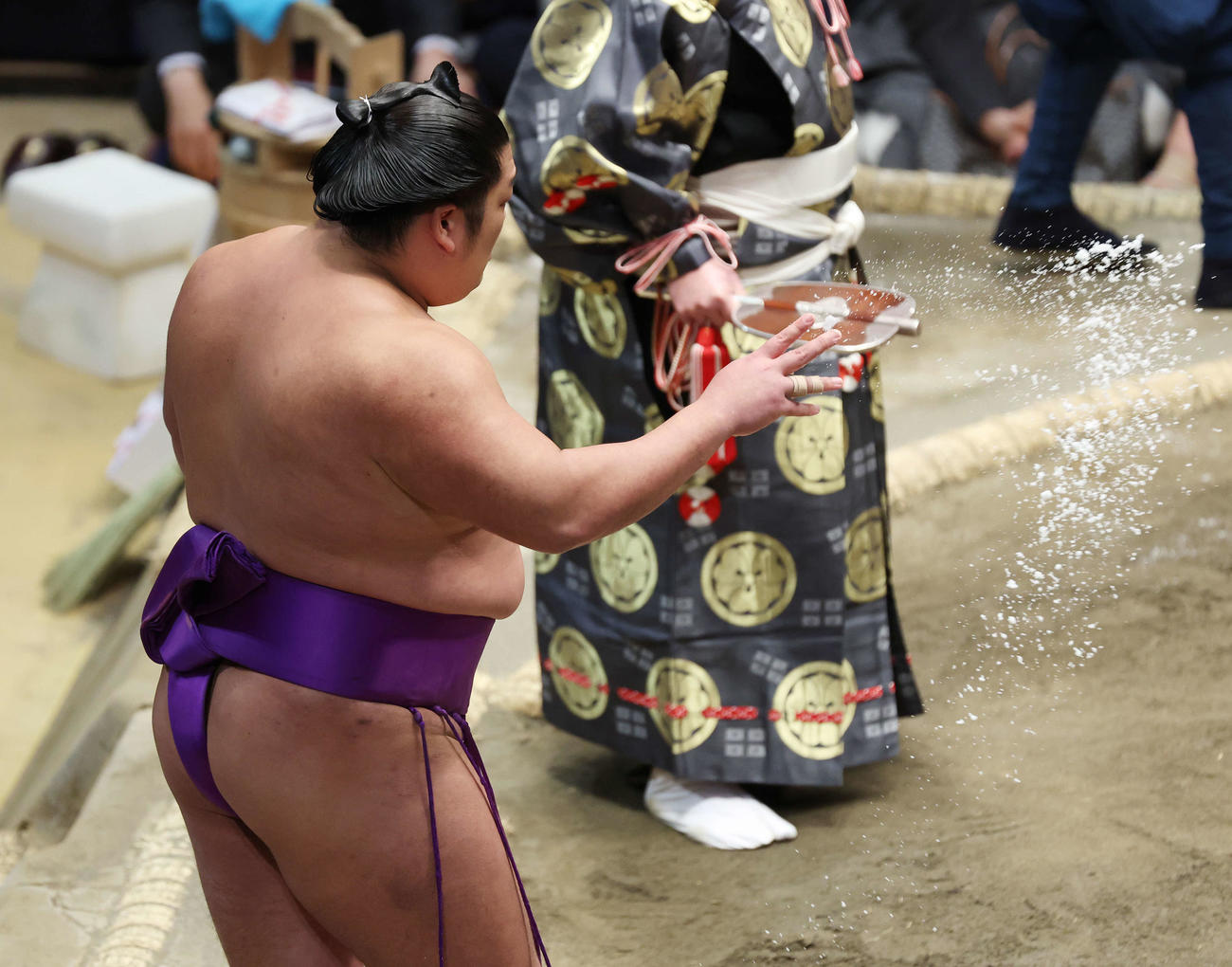 塩をまく尊富士（撮影・宮地輝）