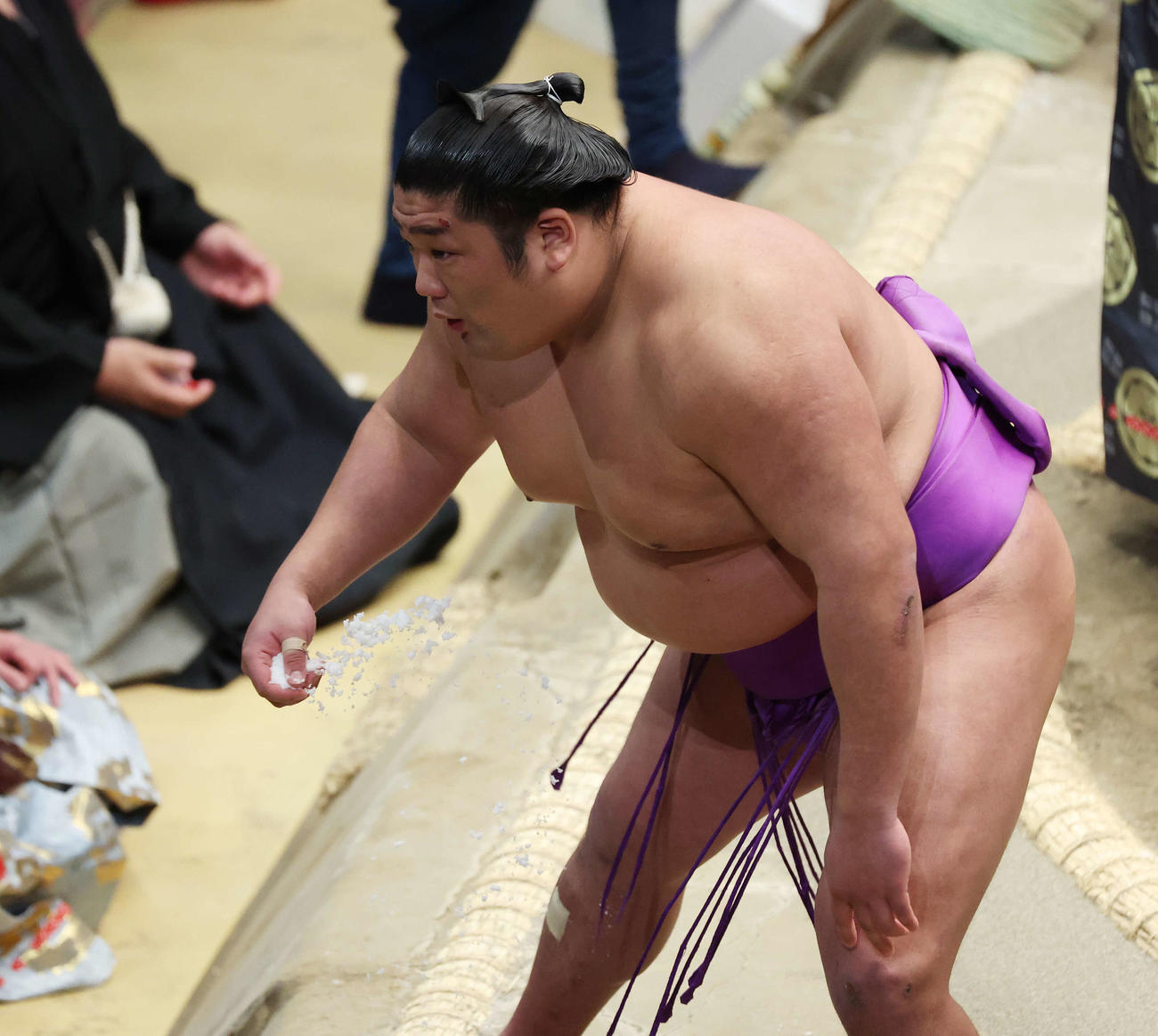 塩を手にする尊富士（撮影・宮地輝）