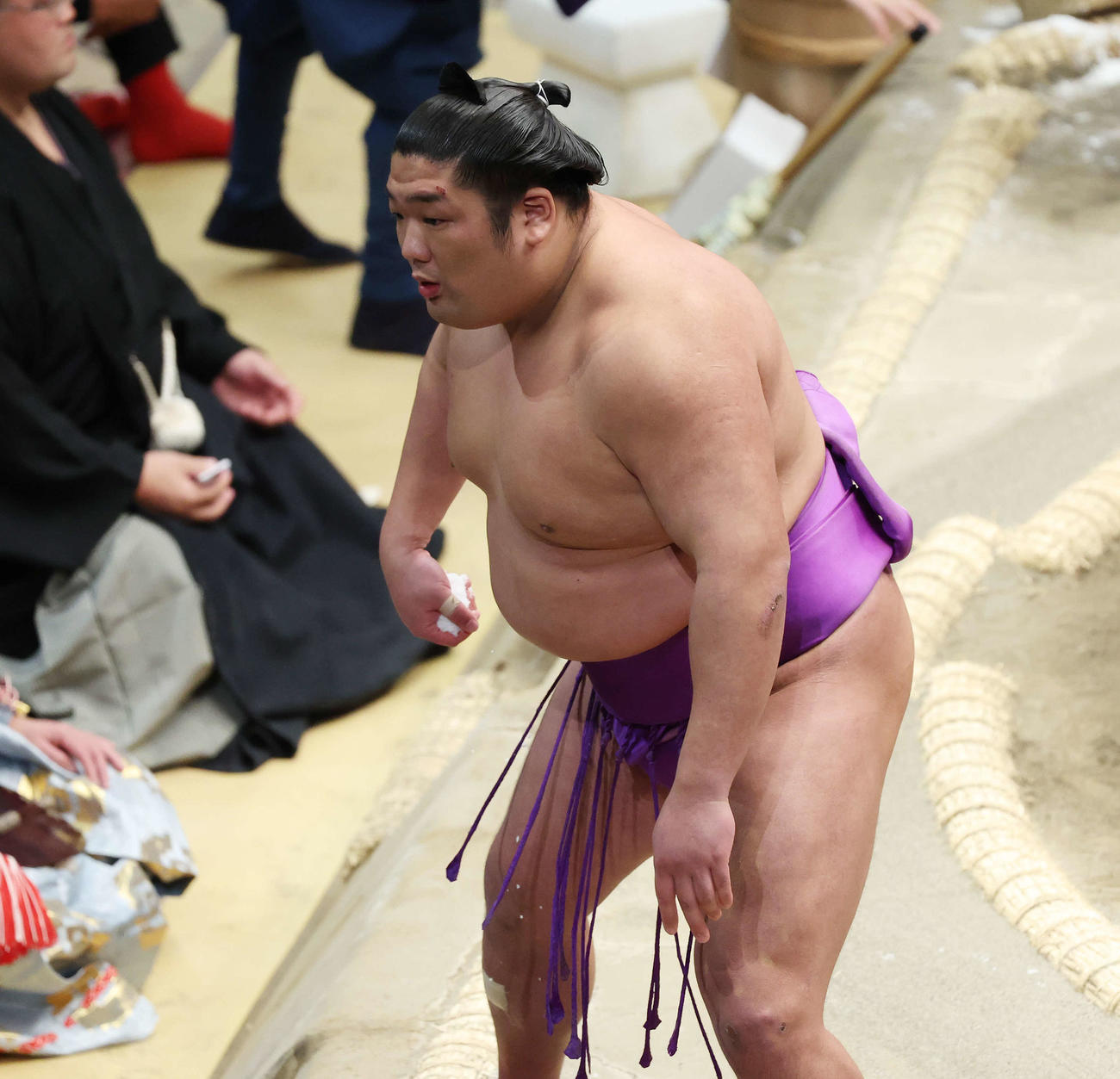 塩を手にする尊富士（撮影・宮地輝）