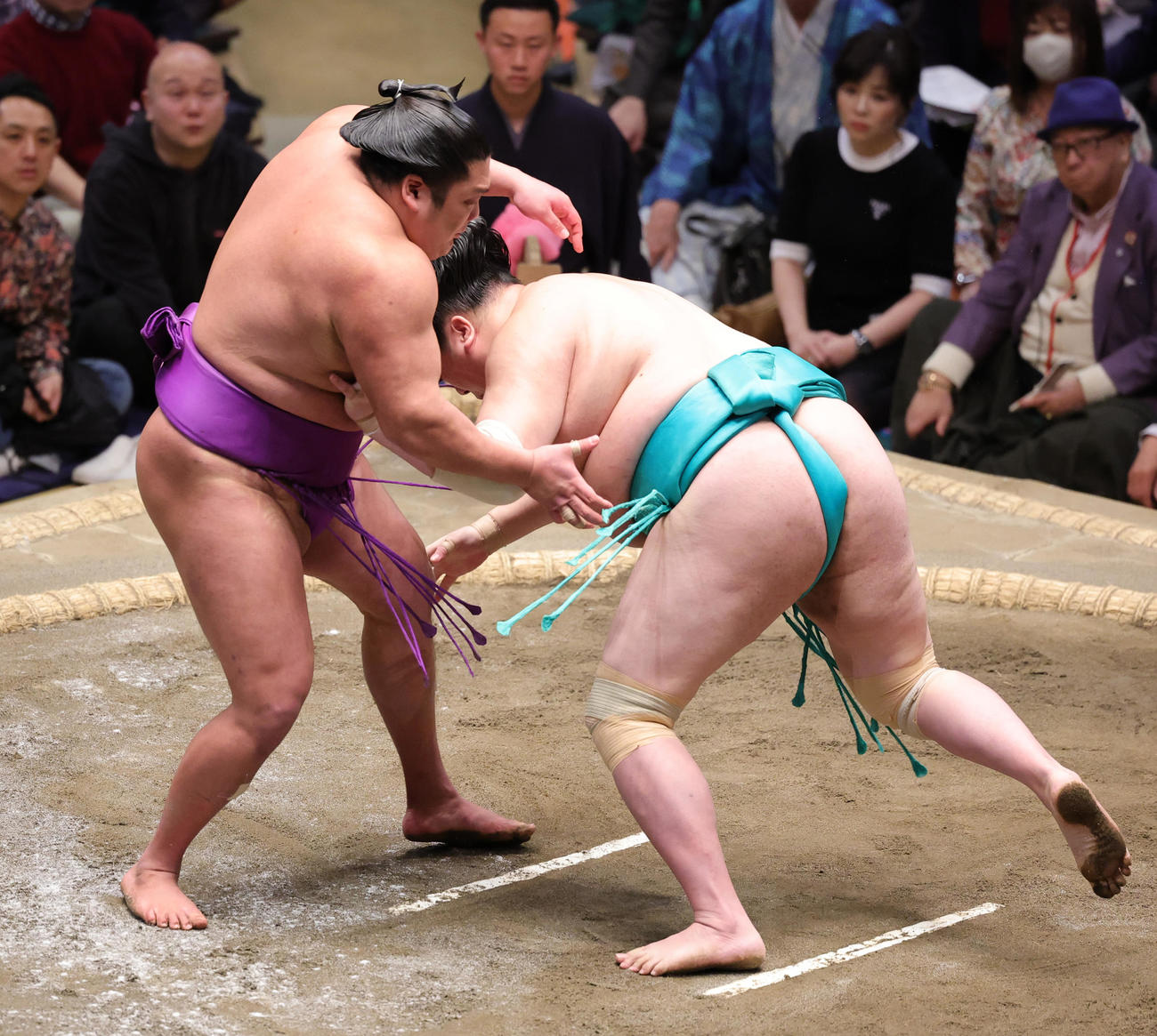一山本（右）を突き落としで破った尊富士（撮影・野上伸悟）