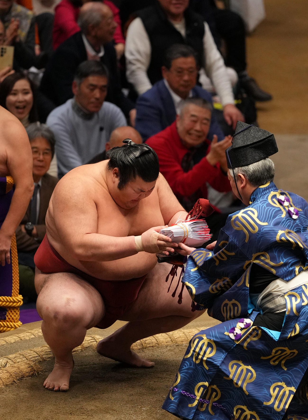 1月16日、豊昇龍を小手投げで破り懸賞金を受け取る熱海富士