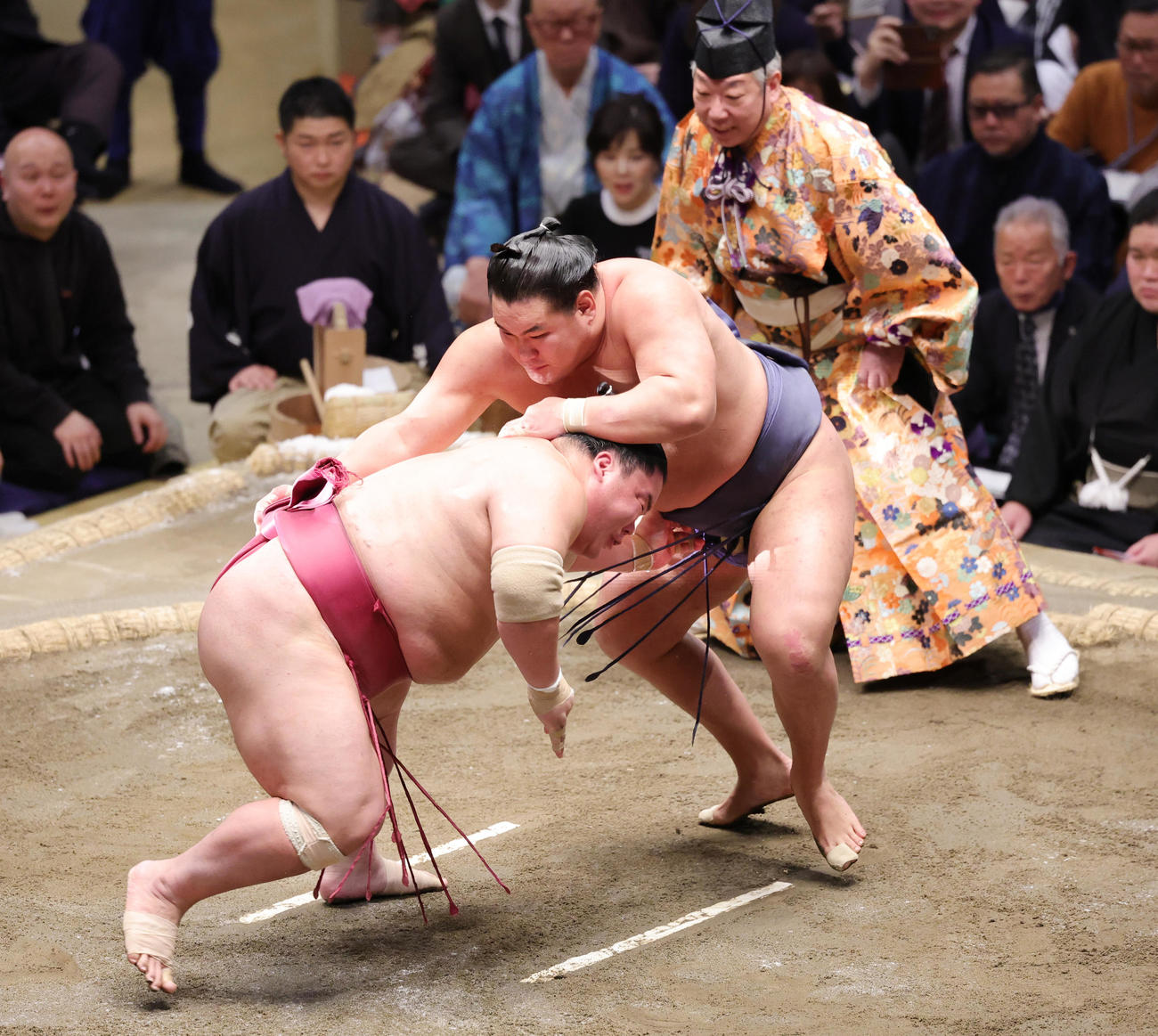大栄翔（左）を上手出し投げで破る豊昇龍（撮影・野上伸悟）