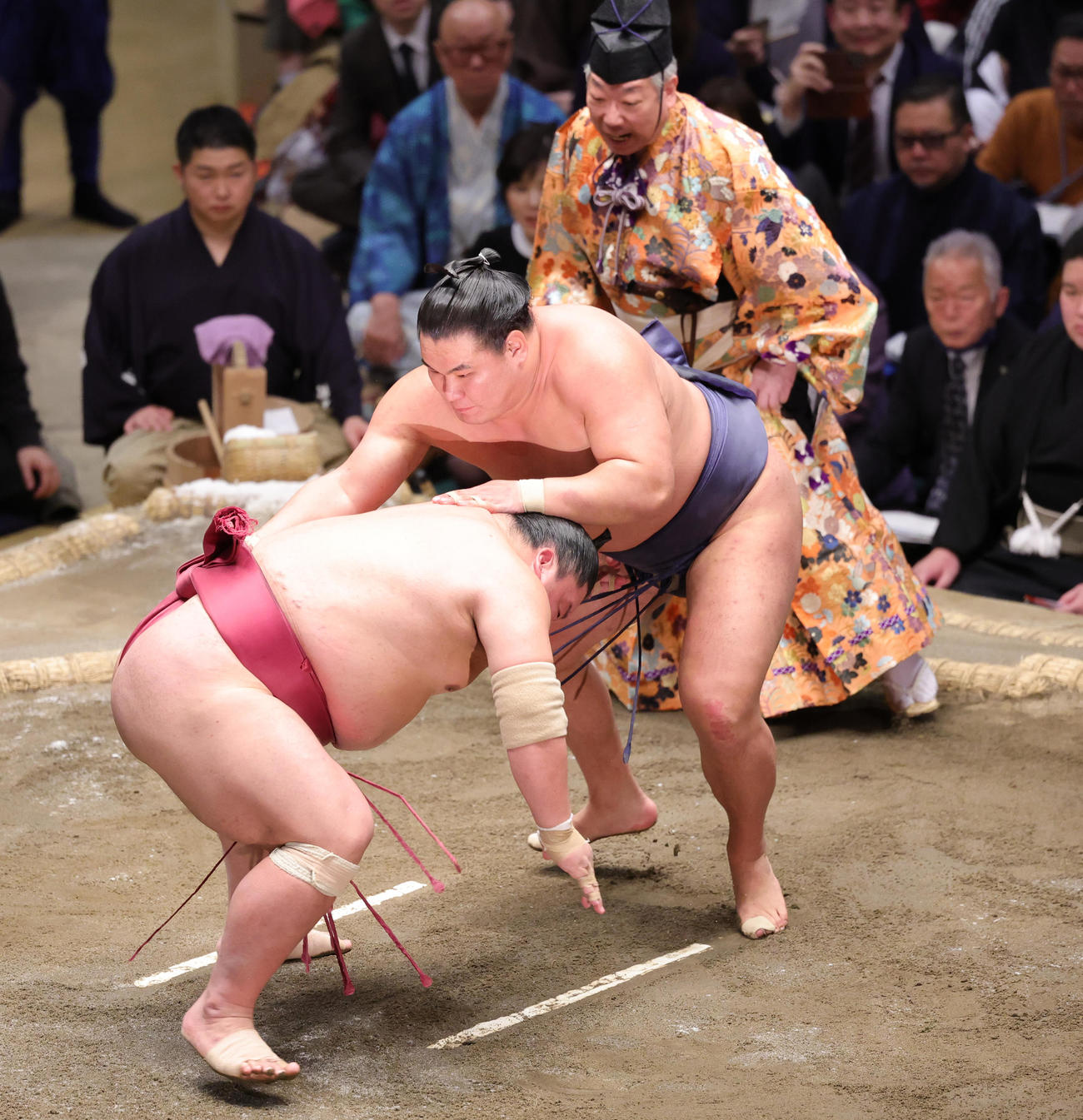 大栄翔（左）を上手出し投げで破る豊昇龍（撮影・野上伸悟）