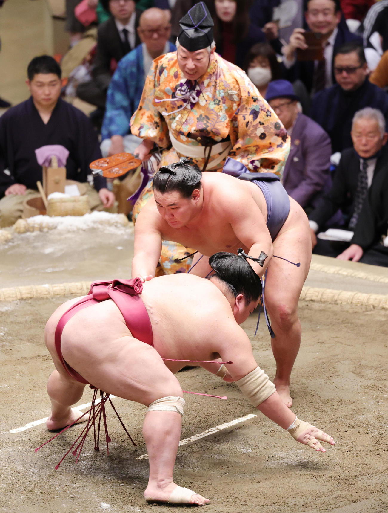 大栄翔（手前）を上手出し投げで破る豊昇龍（撮影・野上伸悟）