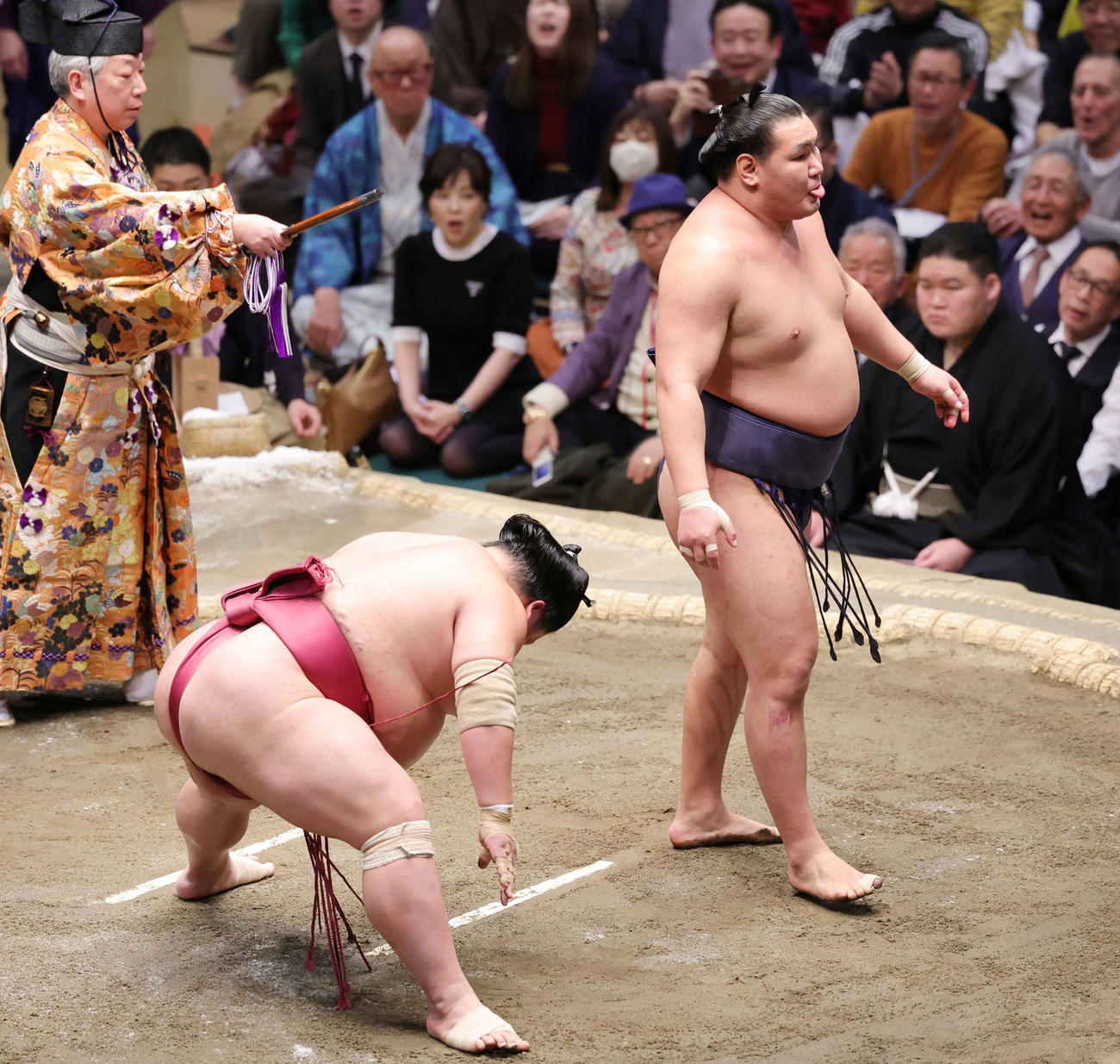 大栄翔（手前）を上手出し投げで破り舌を出す豊昇龍（撮影・野上伸悟）