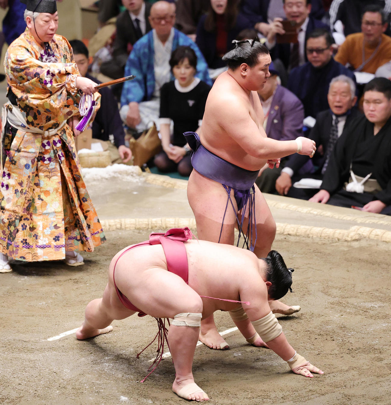 大栄翔（手前）を上手出し投げで破る豊昇龍（撮影・野上伸悟）