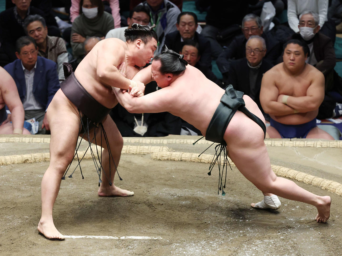 引き落としで千代翔馬（右）を破る霧島（撮影・宮地輝）