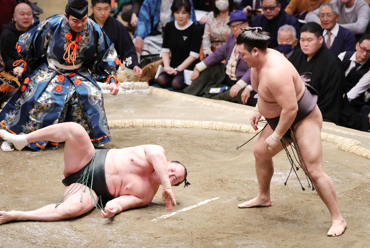 千代翔馬（左）を引き落としで破った霧島（撮影・野上伸悟）
