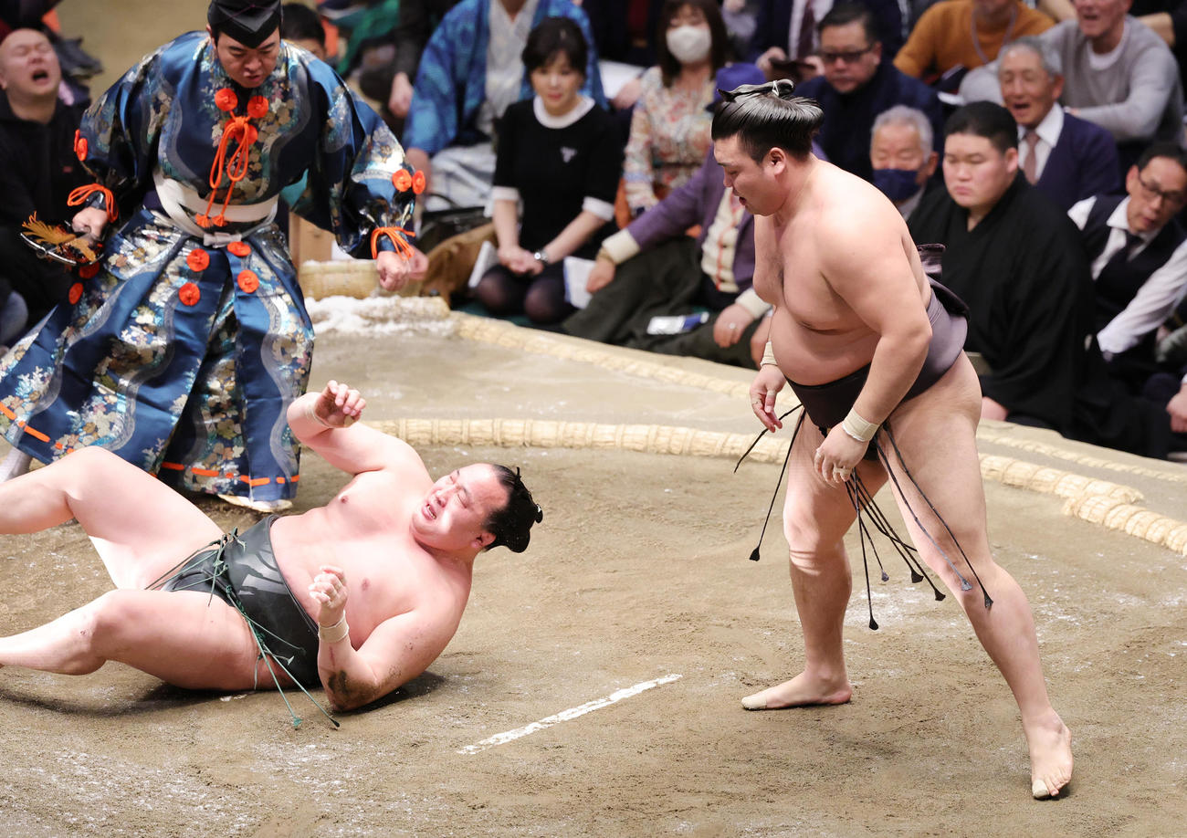 千代翔馬（左）を引き落としで破った霧島（撮影・野上伸悟）