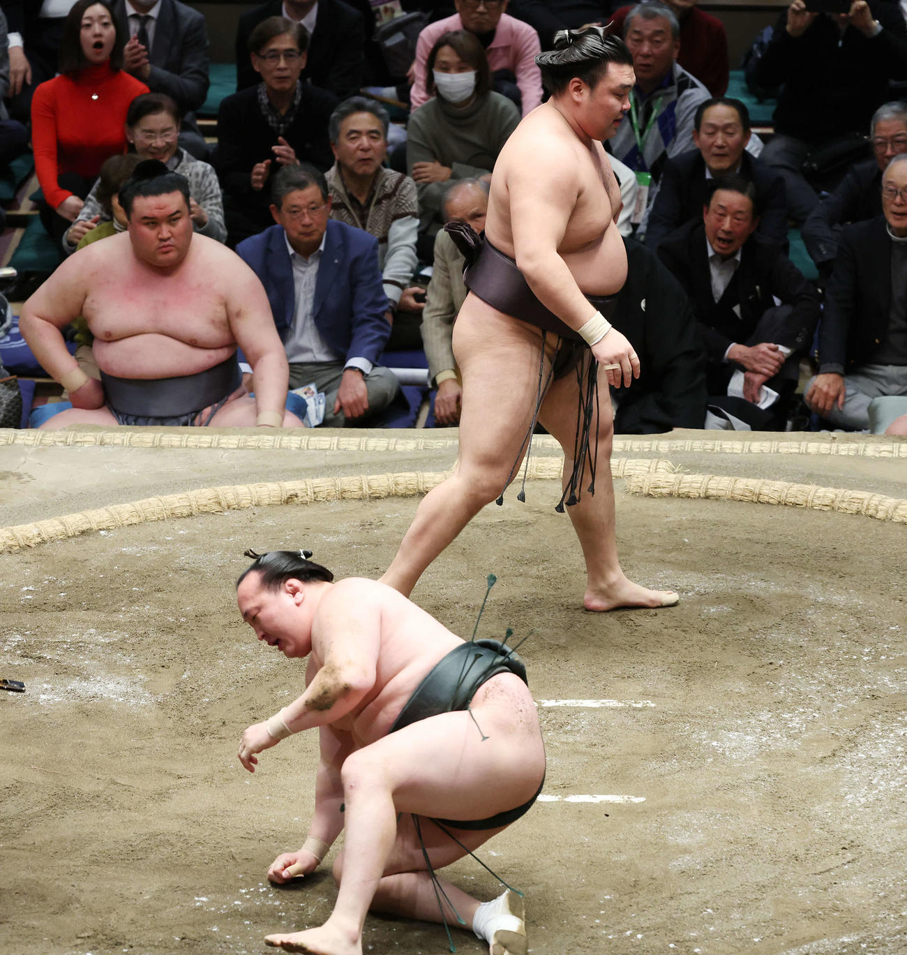 引き落としで霧島（上）に敗れた千代翔馬（撮影・宮地輝）