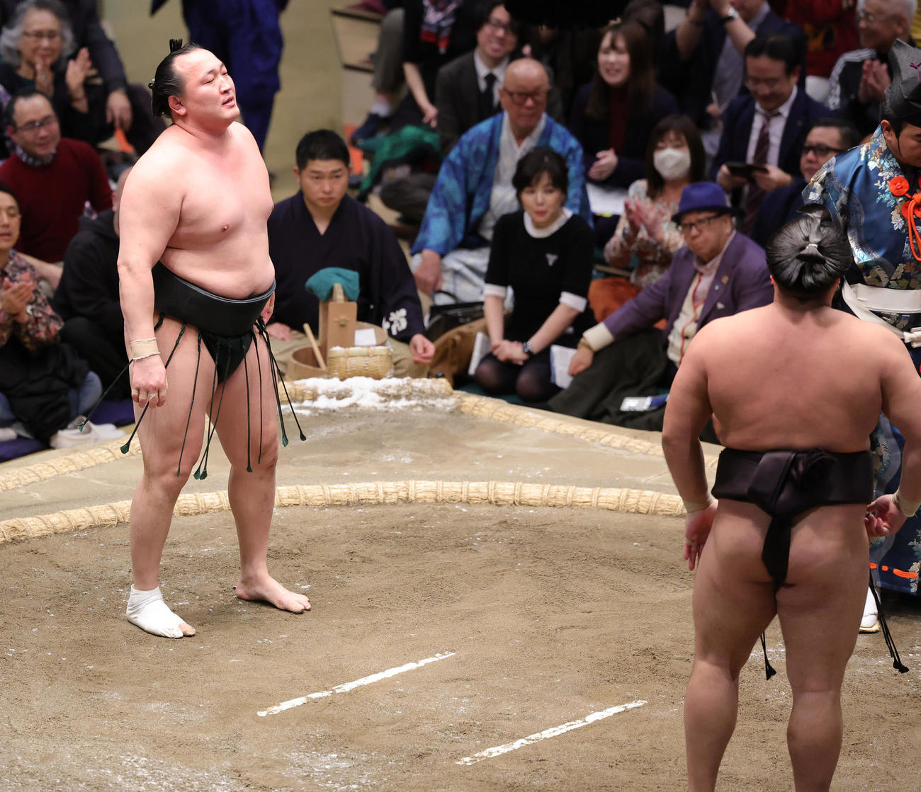 霧島（右）に引き落としで敗れた千代翔馬（撮影・野上伸悟）