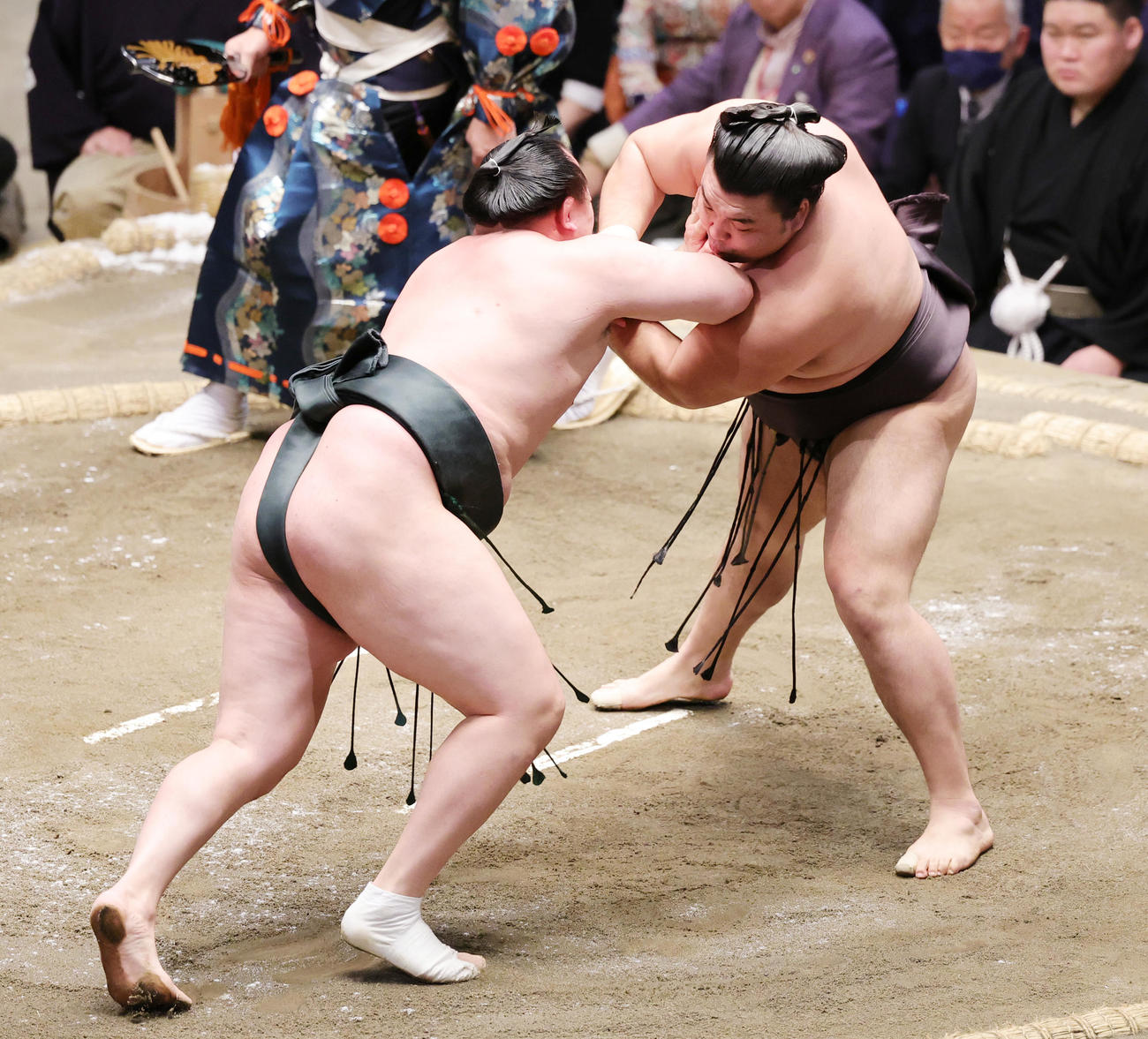 千代翔馬（左）を引き落としで破った霧島（撮影・野上伸悟）