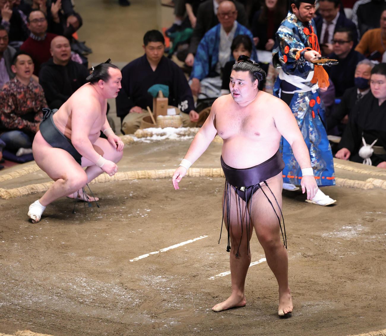 千代翔馬（左）を引き落としで破った霧島（撮影・野上伸悟）