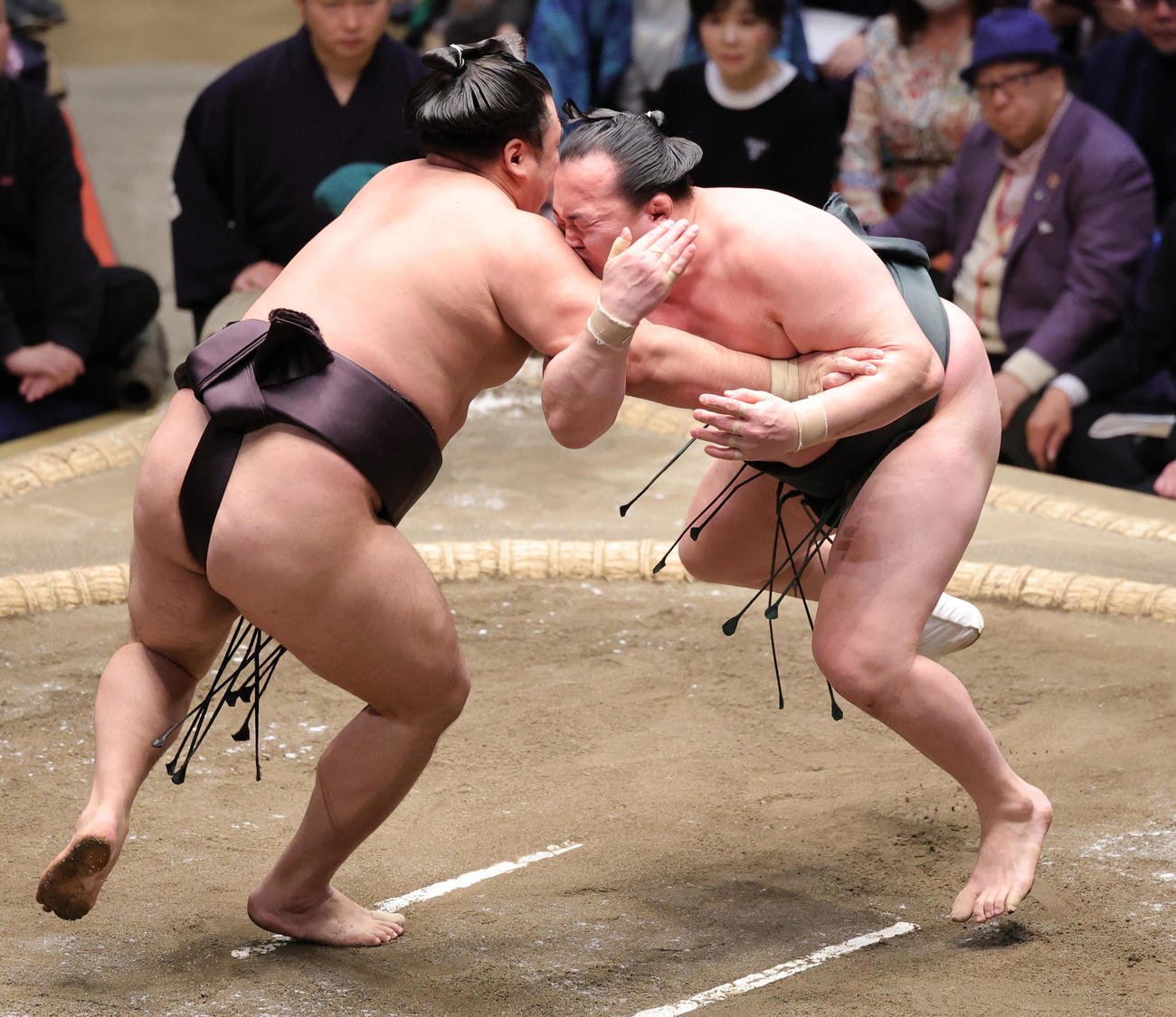 霧島（左）の腕をつかむ千代翔馬（撮影・野上伸悟）