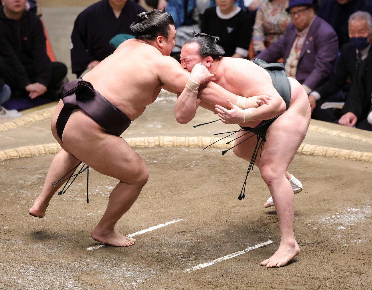 霧島（左）の腕をつかむ千代翔馬（撮影・野上伸悟）